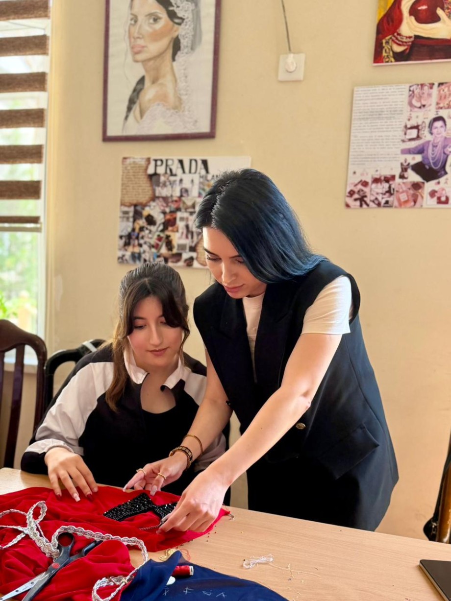 Tələbələr yeni əl işlərinin hazırlanmasında fəal iştirak edirlər