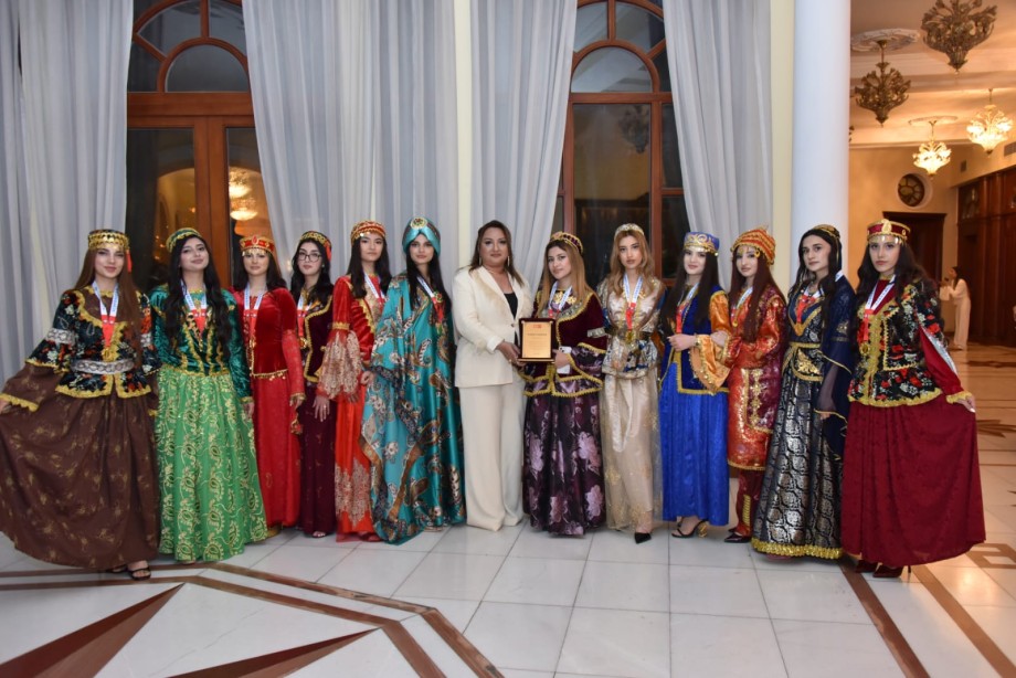 Sənaye və Texnologiya Kollecinin tələbələri Azərbaycan Dövlət Filarmoniyasının səhnəsində